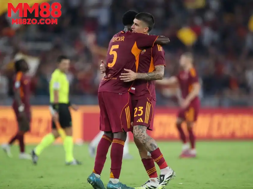 AS Roma vẫn đang bám đuổi nhóm dự Champions League (Ảnh: Football Italia)